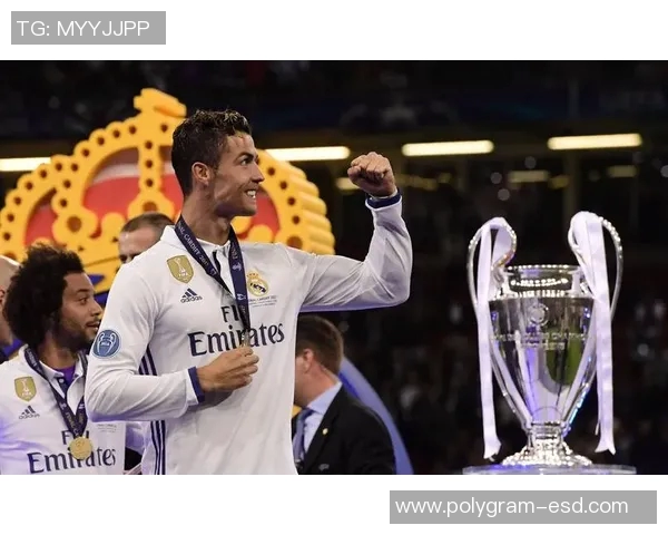 球迷疯狂冲进场内抢C罗球衣引发欧冠赛场惊人一幕